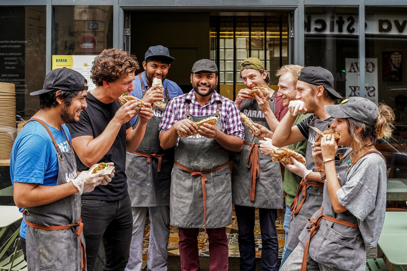 L’équipe Barak devant le restaurant de la rue du Faubourg Poissonnière
