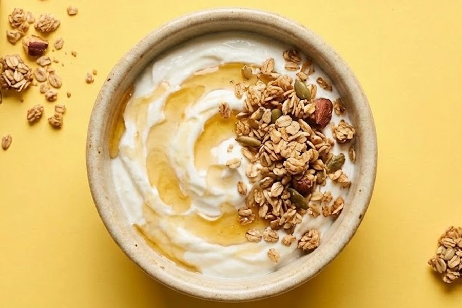 Yaourt, miel et granola